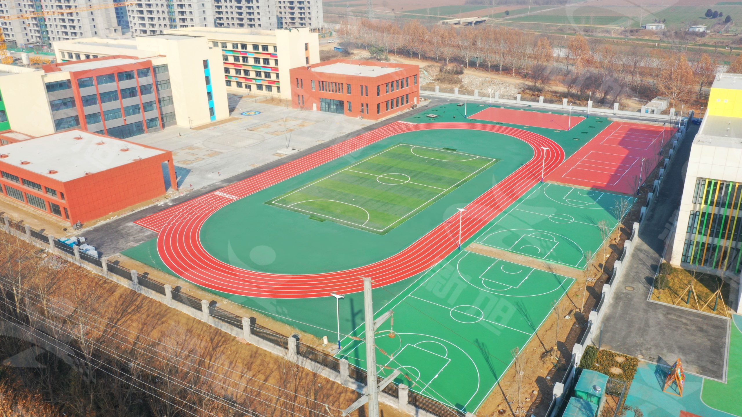 新旭體育塑膠跑道建設(shè)完工